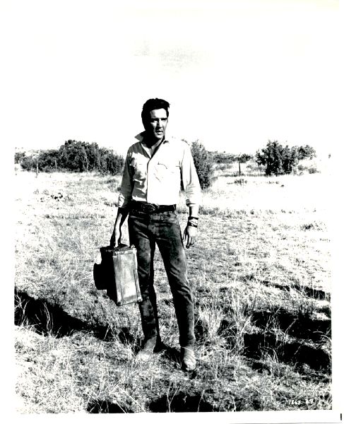 Publicity Photo/Still: ELVIS PRESLEY - Carrying Suitace In Wilderness Publicity Photo/Still: ELVIS PRESLEY - Carrying Suitace In Wilderness