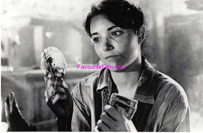 RAIDERS OF THE LOST ARK: B/W Still Marion & Medallion