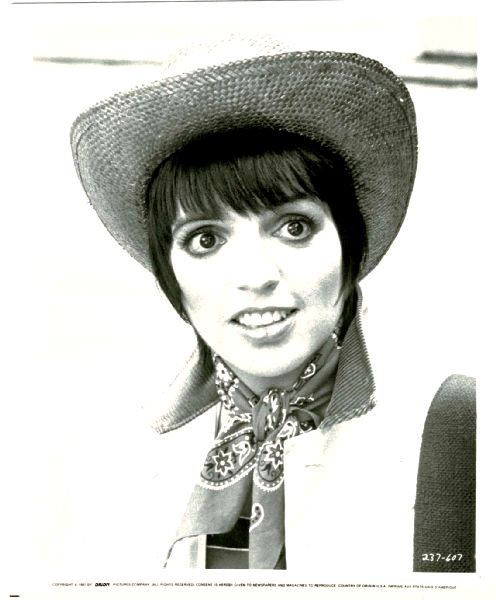 Publicity Photo/Still: LIZA MINNELLI - ARTHUR 1982 In Hat And Scarf