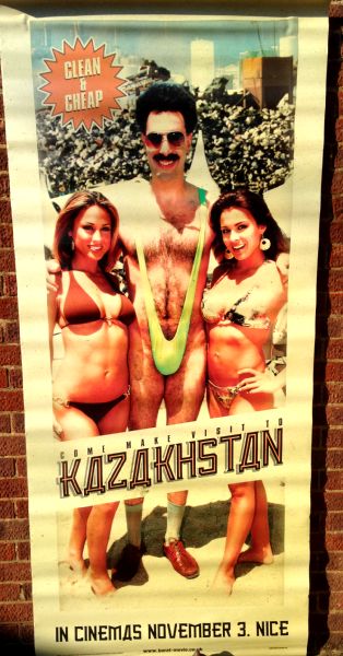 Cinema Banner: BORAT 2006 (Girls on Beach) Sacha Baron Cohen Pamela Anderson