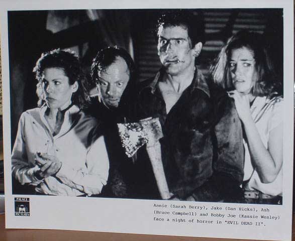 EVIL DEAD II DEAD BY DAWN: B/W Still (Bruce & the Gang)