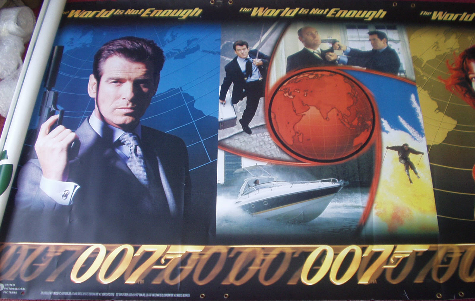 JAMES BOND THE WORLD IS NOT ENOUGH: Cinema Banner